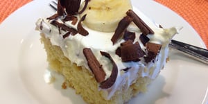 Photo de la Recette: Gâteau à Trous de Pouding Garni de Bananes et de Copeaux de Chocolat