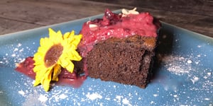 Gâteau au Chocolat et Coulis de Fraises