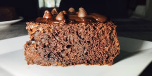 Gâteau au Chocolat avec Coulis et Brisures de Chocolat