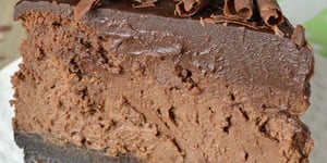 Gâteau au Fromage Triple-Chocolat avec une Croûte Oréo