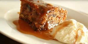 Gâteau aux Dattes Nappé d'une Sauce au Caramel