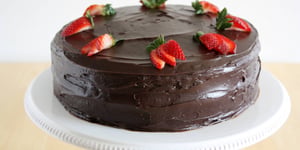 Gâteau aux Fraises et au Chocolat Noir