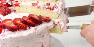 Gâteau aux Fraises Fraîches Nappées d'une Crème Légèrement Fouettée