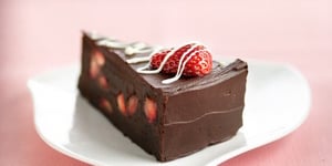 Gâteau aux Truffes aux Fraises pour les Amateurs de Fondant au Chocolat