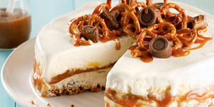 Gâteau Crème Glacée au Caramel et Croûte de Bretzels