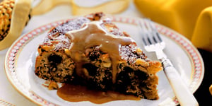 GÂTEAU CROQUANT AUX POMMES ET ÉPICES AVEC SAUCE AU BEURRE ET À LA VANILLE