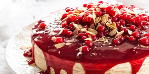 Gâteau de Crêpes à la Chantilly et Coulis de Groseilles