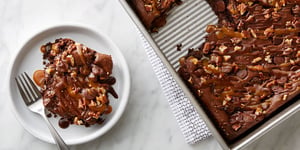 Gâteau Décadent au Chocolat, Caramel et les Noix de Pécan