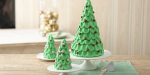 Gâteau en Forme D’arbre de Noël avec Petits Arbres