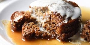 Photo de la Recette: Gâteau Éponge Enrobé d'une Sauce Caramel au Beurre et Onctueuse