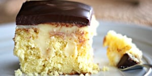 Gâteau Jaune au Beurre Fourré d'un Pudding à la Vanille Française et Givré de Chocolat Riche