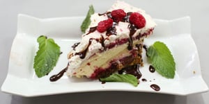 Gâteau Nuage aux Framboises, Coulis de Chocolat
