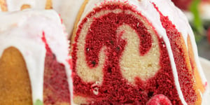 Gâteau Quatre-quarts Marbré à la Vanille et au Velours Rouge, Glaçage Doux au Babeurre