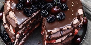 Gâteau Rêve au Chocolat avec Crème Fouettée au Chocolat, de la Ganache et des Baies Fraîches