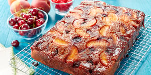 Gâteau Renversé aux Pêches Fraîches et aux Cerises