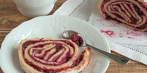 Gâteau Roulé à la Confiture de Framboises