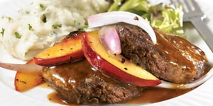 GALETTES DE BISON AUX NECTARINES ET ÉCHALOTES