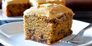 Gâteau-Collation Banane-Sarrasin et son Glaçage au Beurre D'arachide