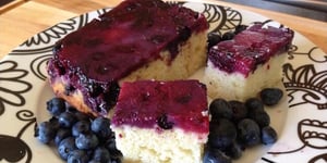 GÂTEAU RENVERSÉ AUX PETITS FRUITS (BLEUETS, FRAMBOISES ET MÛRES)