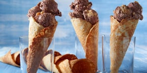 Glace Chocolat-Caramel en Cornet Gaufrette