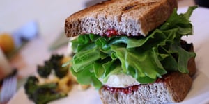 Sandwich au Tofu Assaisonné au Cari ou Cumin