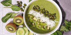 Green Smoothie Bowl Kiwis Épinards Banane et Graines de Courge