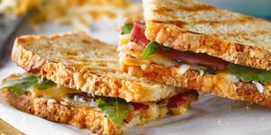 Photo de la Recette: GRILLED CHEESE DOUBLE CHEDDAR ET BACON