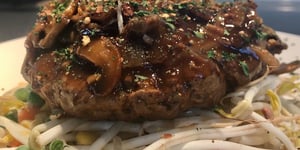 Photo de la Recette: Hamburger Steak sur un Lit de Fèves Germées