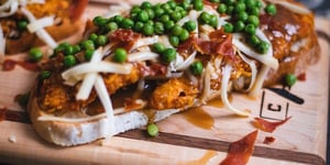 HOT CHICKEN AVEC FILETS DE POULET CROUSTILLANTS, CHIPS DE PROSCIUTTO ET FROMAGE OKA
