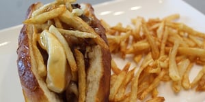 Hot-dog à la Poutine et Oignons Caramélisés