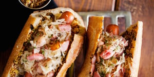 Hot Dog Géant à la Choucroute, Lardons de Bacon et Moutarde à L'ancienne