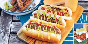 Hot Dogs Vegan de Saucisses Rustiques aux Herbes