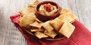 Houmous Maison aux Poivrons Grillés avec Croustilles de Pita Multigrains