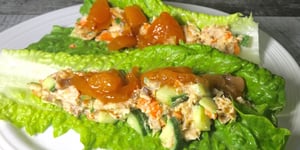 Laitue Farcie de Salade de Poulet et Sauce au Pêches