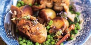 Lapin Rôti aux Petits Pois et Pommes de Terre Nouvelles