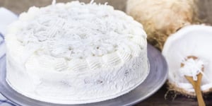 LAYER CAKE CHOCOLAT BLANC ET NOIX DE COCO