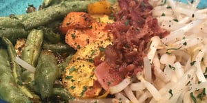 Légumes Sautés, Bacon sur Fèves Germées