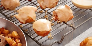 Les Beignets aux Pommes Trempés dans L'érable