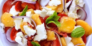 Photo de la Recette: L’été dans mon Assiette Salade de Pêches Tomates & Mozzarella