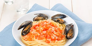 Photo de la Recette: LINGUINE SANS GLUTEN ET MOULES DANS UN BOUILLON DE TOMATES AU VIN BLANC