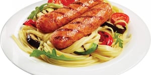 LINGUINES À LA SAUCISSE ITALIENNE ÉPICÉE ET AUX LÉGUMES GRILLÉS