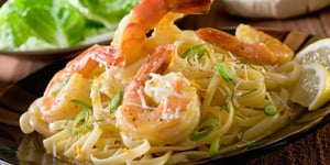 LINGUINES AUX CREVETTES, SAUCE À LA CRÈME D'AIL