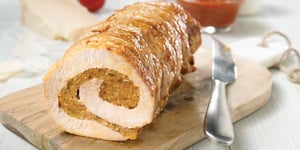 LONGE DE PORC FARCIE À LA SAUCISSE ITALIENNE, SAUCE MARINARA