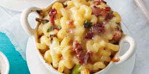 MACARONI AU FROMAGE, AU BACON ET AUX OIGNONS GRILLÉS