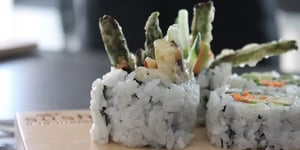 MAKI VÉGÉTARIEN AUX ASPERGES TEMPURA ET FROMAGE À GRILLER