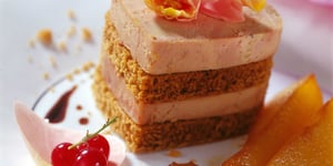 Millefeuille de Foie Gras au Pain D’épices, Poires Caramélisées et Confit D’oignons