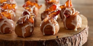 Photo de la Recette: Mini Beignets Glacées à L'érable et Bacon Caramélisé