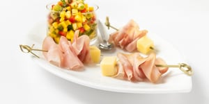 Photo de la Recette: Mini Brochettes de Jambon et Fromage avec Salsa aux Fruits