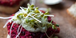 MINI-BURGERS À LA BETTERAVE, BOULGOUR & MAYONNAISE À L’AVOCAT