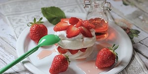 Photo de la Recette: MINI PAVLOVAS AUX FRAISES, BASILIC ET SIROP DE COQUELICOT
